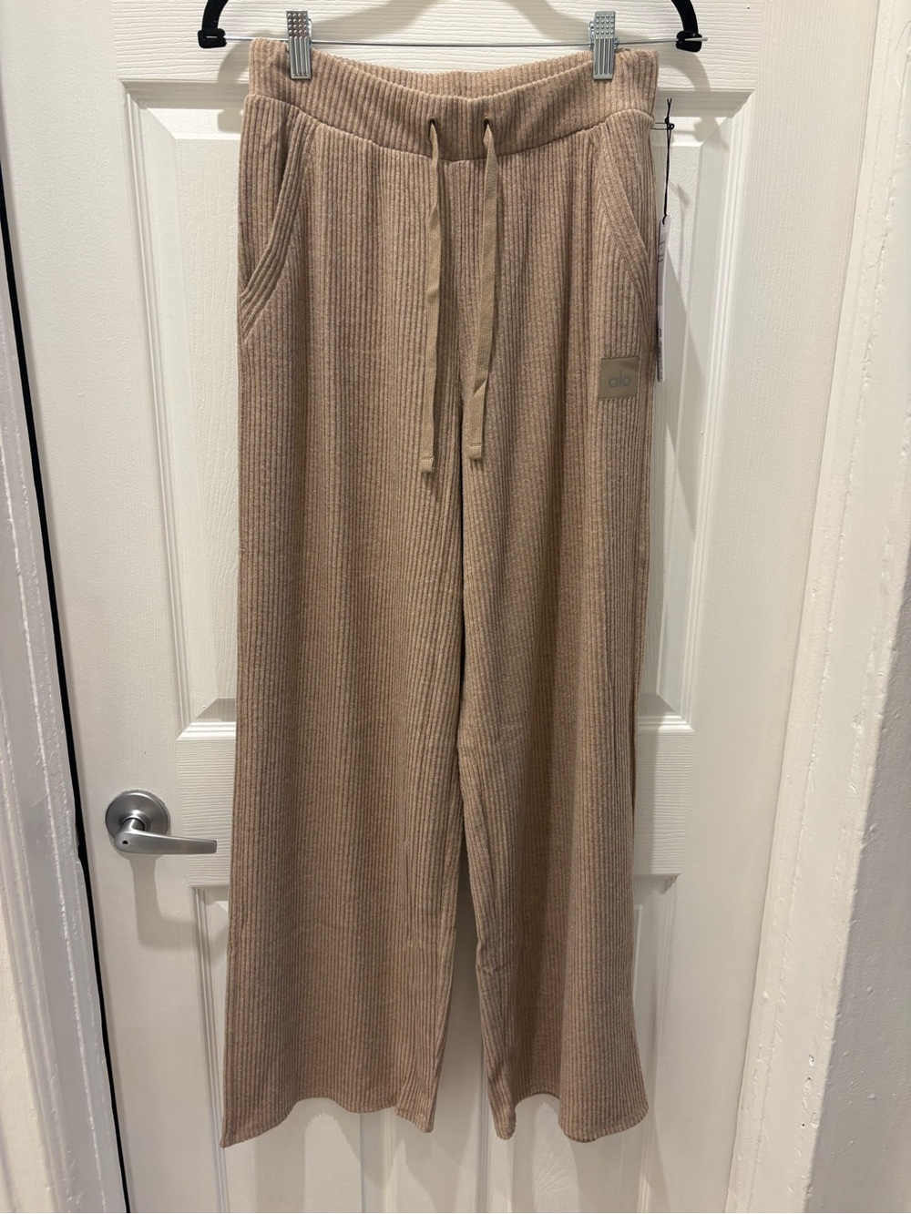Alo Yoga Ribbed Muse Wide Leg Pant – Gravel Heather – Small –NWT sold out style - Picture 5 of 11